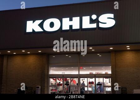 23. November 2019 Mountain View / CA / USA - Nachtansicht des Ladeneingangs von Kohl an einem ihrer Standorte im Süden San Francisco Bay Area; Kohl's ist a Stockfoto