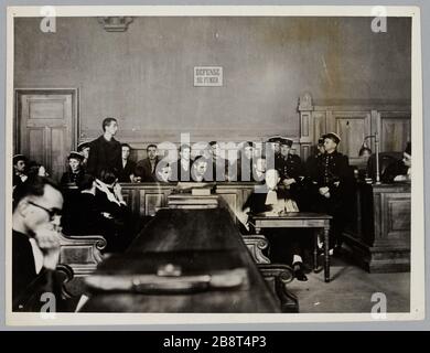 Sechs junge Milizionäre, die wegen Hochverrats am Gerichtsgebäude (Palast des Parlaments von Dauphine, Place Saint-André) zum Tode verurteilt wurden; 04.09.1944 Stockfoto