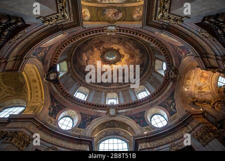 Wien, Österreich - Innenansicht der berühmten Kuppel der römischen Pfarrkirche St. Peter (Peterskirche) auf dem Petersplatz. Stockfoto