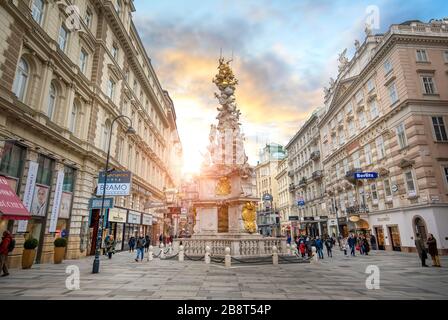 Wien, Österreich. Pestsäule oder die Dreifaltigkeitssäule, ein religiöses Denkmal in der Graben Street. Grabenstraße im Zentrum von Wien. Stockfoto