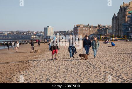 Menschen am Portobello Beach während des Coronavirus Outbreak 2020, Edinburgh, Schottland, Großbritannien Stockfoto