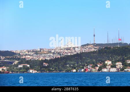 Blick vom Bosporus zur Camlica-Moschee auf dem Hügel Camlica - der größten Moschee der Türkei, Istanbul Stockfoto