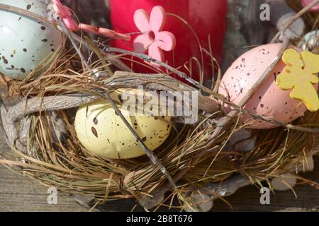 Fröhliche osterdekoration draußen, osterhintergrund mit Eiern und Holzornamenten Stockfoto