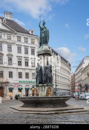 Wien, Österreich. Österreichischer Brunnen (Austriabrunnen) auf dem Freyung-Platz vor der Schottenkirche. Stockfoto