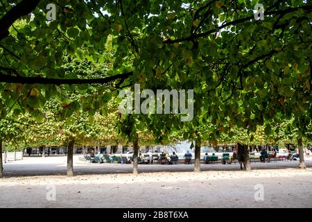 Menschen sitzen vor dem Königlichen Brunnen am Jardin du Palais Royal Stockfoto