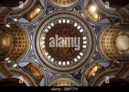 Blick nach oben auf die Kuppel in der Kathedrale von Saint Pauls in London Stockfoto