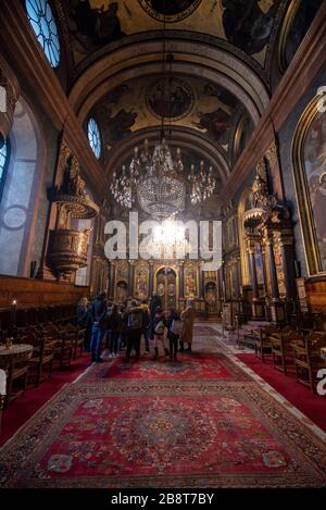 WIEN, ÖSTERREICH. Innenraum der griechisch-orthodoxen Kirche der Heiligen Dreifaltigkeit. Der Gebetsraum mit geschnitzter goldener Ikonostase und Kanzel Stockfoto