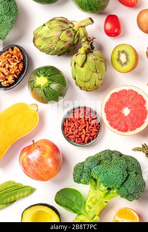 Veganes Essen, Top-Schuss frisches Obst, Gemüse, Pasta, Hülsenfrüchte und Pilze, eine Wohnung lag auf weißem Grund Stockfoto
