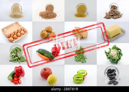 Ein Mosaik oder eine Collage aus verschiedenen Lebensmittelfeldern mit Diät-Zeichen. Collage von Lebensmitteln - Groats, Obst, Gemüse, Käse, gefrorenes Gemüse, Eier, getrocknet Stockfoto