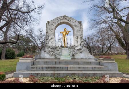 Wien, Österreich. Denkmal des Walzerkönigs Johann Strauss II. In Wien. Berühmte goldene Statue des großen österreichischen Komponisten Stockfoto