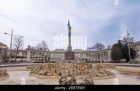 Wien, Österreich. Sowjetisches Kriegsdenkmal bekannt als Heldendenkmal der Roten Armee und Brunnen am Schwarzenbergplatz. Stockfoto