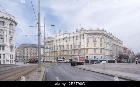 Wien, Österreich. Die moderne Straßenbahn fährt entlang der Prince Eugene Straße, die berühmte Gebäude und Wahrzeichen beherbergt. Stadtbild mit schönen alten Gebäuden Stockfoto