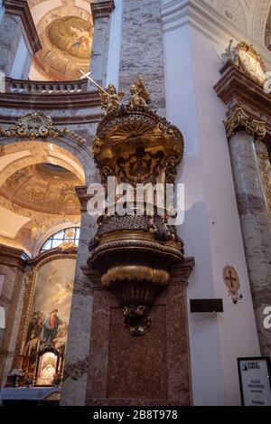Wien, Österreich - Karlskirche oder Karlskirche. Es handelt sich um eine an der Südseite des Karlsplatzes gelegene, barocke Kirche Stockfoto