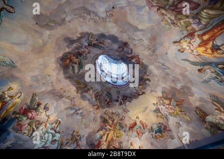 Wien, Österreich - Karlskirche oder Karlskirche. Es handelt sich um eine an der Südseite des Karlsplatzes gelegene, barocke Kirche Stockfoto