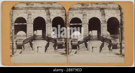 Fotoalbum und Zeitungsartikel über den Franco-Preussischen Krieg und die Pariser Kommune von 1870 bis 1871. Desaster Paris 1870-1871: Steps Album de photographies et d'articles de journaux sur la guerre franco-prussienne et la Commune de Paris, 1870-1871. 'Désastre de Paris 1870-1871 : Rolltreppe'. Vue stéréoscopique, Papier Albuminé. Entre 1865 und 1875. Photographie anonyme. Paris, musée Carnavalet. Stockfoto