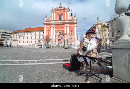 Laibach, Slowenien - 22. März 2020 wegen Coronavirus-Quarantäne nur auf dem Preseren-Platz spielender Straßenkünstler, der normalerweise mit Menschen gefüllt ist Stockfoto