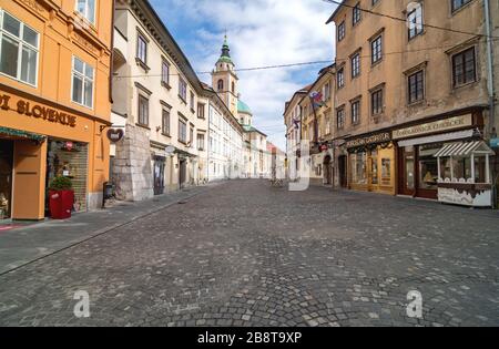 Laibach, Slowenien - 22. März 2020 leere Straßen in der alten Innenstadt von Laibach, normalerweise voller Menschen, wegen der Quarantäne des Coronavirus Stockfoto