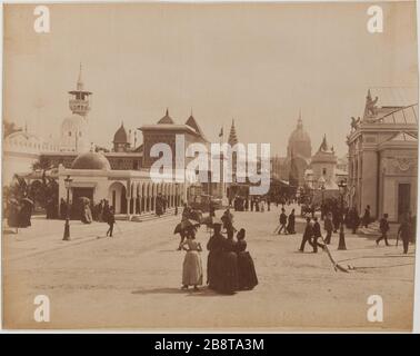 Flagge Kambodschas, Invalides, 7. Bezirk, Paris. Universalausstellung von 1889. - Invaliden. Ausstellung Universelle de 1889er. Pavillon du Cambodge, Esplanade des Invalides. Paris (VIIème arr.). Photographie de Neurdein Frères. Papieralbuminé. Im Jahr 1889. Paris, musée Carnavalet. Stockfoto