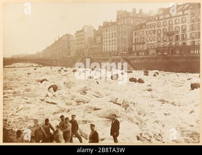 Blick auf das Gelee der seine von der Michaelsbrücke aus, mit Blick auf den Petit Pont, 5. Bezirk, Paris. Debakel der seine (Kleinwaffen) / 3. Januar 1880 / Blick von der Pont Saint-Michel flussaufwärts. Vue de la seine gelée pry du Pont Saint-Michel en regardant vers le Petit Pont. Paris (Vème arr.). Photographie anonyme. Papieralbuminé. 3 Janvier 1880. Paris, musée Carnavalet. Stockfoto