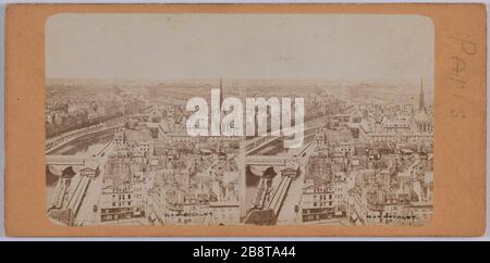 Panorama von Paris vom Gipfel von Notre Dame mit Blick auf den Louvre. Das Panorama des Pariser Panoramas Pris du haut de Notre-Dame sowie des Louvre. Panorama de Paris. Photographie de Léon Pierre Jouvin (1829-1891). Papieralbuminé. 1859. Paris, musée Carnavalet. Stockfoto