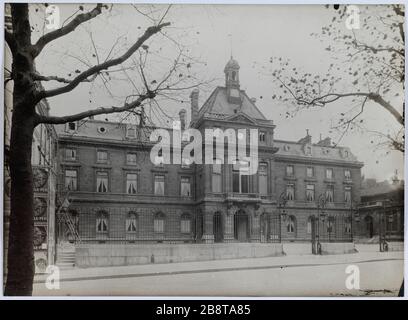 Straßenfassade, Bürgermeister des 15. Bezirks, 31 Rue Péclet, 15. Pariser Bezirk. "façade sur rue, mairie du XVème arronoire, 31 rue Péclet, Paris (XVème arr.)". Photographie anonyme. Tirage au gélatino-bromure d'argent. Paris, musée Carnavalet. Paris, musée Carnavalet. Stockfoto