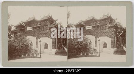 Universalausstellung von 1900: Bogen de Triomphe im Garten nahe der Flagge von China Silk, 16. Bezirk, Paris. Exposition Universelle de 1900. Arc de Triomphe dans le jardin près du pavillon de la soierie de la Chine, Paris (XVIème arr.). Photographie anonyme. Vue stéréoscopique, gélatino-chlorure d'argent (Aristotyp). 1900. Paris, musée Carnavalet. Stockfoto