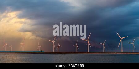Offshore-Windpark bei schönem, dramatischem Sonnenuntergang Stockfoto