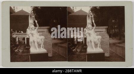 Universalausstellung von 1900: Skulpturen neben der Flagge Griechenlands, am linken Seineufer (Quai d'Orsay), 7. Bezirk, Paris. Exposition Universelle de 1900. Skulpturen à côté du pavillon de la Grèce, sur la rive gauche de la seine (quai d'Orsay), Paris (VIIème arr.). Photographie anonyme. Vue stéréoscopique, gélatino-chlorure d'argent (Aristotyp). 1900. Paris, musée Carnavalet. Stockfoto