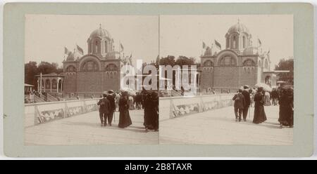 Weltausstellung von 1900: Anzeigen der Flagge Serbiens eines Brückensteckers (linkes Seineufer, am aktuellen Viertel Quai d'Orsay 7), Paris. Exposition Universelle de 1900. Vue du pavillon de la Serbie pry d'une passerelle (rive gauche de la seine, sur l'actuel quai d'Orsay, Paris (VIIème arr.). Photographie anonyme. Vue stéréoscopique, gélatino-chlorure d'argent (Aristotyp). 1900. Paris, musée Carnavalet. Stockfoto