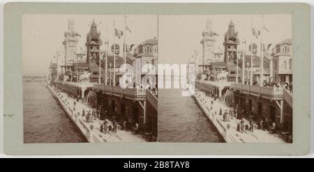 Universalausstellung von 1900: Die Aussicht westlich der Straße der Nationen am linken Ufer der seine (heute Quai d'Orsay), 7. Bezirk. Exposition Universelle de 1900. Perspective du côté ouest de la rue des Nations sur la rive gauche de la seine (actuel quai d'Orsay), Paris (VIIème arr.)". Photographie anonyme. Vue stéréoscopique, gélatino-chlorure d'argent (Aristotyp). 1900. Paris, musée Carnavalet. Stockfoto