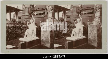 Universalausstellung von 1900: Skulpturen neben der Flagge Griechenlands, am linken Seineufer (Quai d'Orsay), 7. Bezirk, Paris. Exposition Universelle de 1900. Skulpturen à côté du pavillon de la Grèce, sur la rive gauche de la seine (quai d'Orsay), Paris (VIIème arr.). Photographie anonyme. Vue stéréoscopique, gélatino-chlorure d'argent (Aristotyp). 1900. Paris, musée Carnavalet. Stockfoto