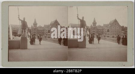 Universalausstellung von 1900: Eine Brücke über die seine und den westlichen Teil des alten Paris am rechten Ufer, 16. Bezirk (Blick vom linken Ufer), Paris. Exposition Universelle de 1900. Une passerelle sur la seine et la partie ouest du Vieux Paris sur la rive droite (vue pry de la rive gauche), Paris (XVIème arr.). Photographie anonyme. Vue stéréoscopique, gélatino-chlorure d'argent (Aristotyp). 1900. Paris, musée Carnavalet. Stockfoto