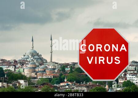 Konzeptbild mit großem roten Coronavirus Warnschild vor Istanbul City Skyline an einem bewölkten Tag, Konzept für Reisebeschränkungen Stockfoto