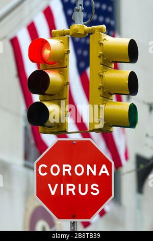 Composite mit Warnschild für Corona-Viren vor rotem Bremslicht und US-Flagge, Konzept für Reiserundung