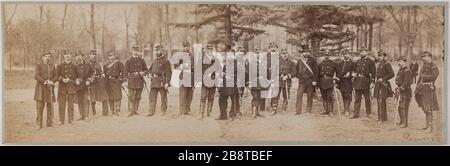 Verteidigung von Paris 1870-1871: Nationalgarde. Panorama-Gruppe von Soldaten Porträt Défense de Paris 1870-1871: Garde Nationale. Panorama: Portrait de groupe de soldats. Photographie de Disdéri (1819-1889). Papieralbuminé. 1870. Paris, musée Carnavalet. Stockfoto