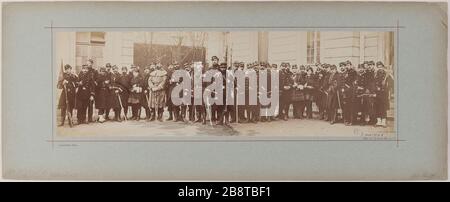 Verteidigung von Paris 1870-1871: Nationalgarde. Panorama-Gruppe von Soldaten Porträt Défense de Paris 1870-1871: Garde Nationale. Panorama: Portrait de groupe de soldats. Photographie de Disdéri (1819-1889). Papieralbuminé. 1870. Paris, musée Carnavalet. Stockfoto