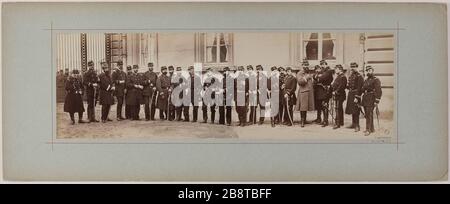 Verteidigung von Paris 1870-1871: Nationalgarde. Panorama-Gruppe von Soldaten Porträt Défense de Paris 1870-1871: Garde Nationale. Panorama: Portrait de groupe de soldats. Photographie de Disdéri (1819-1889). Papieralbuminé. 1870. Paris, musée Carnavalet. Stockfoto