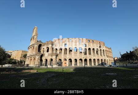 Peking, Italien. März 2020. Am Kolosseum in Rom, Italien, 16. März 2020 sind keine Touristen zu sehen. Credit: Cheng Tingting/Xinhua/Alamy Live News Stockfoto