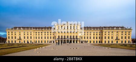 Wien, Österreich - Schloss Schönbrunn oder Schloss Schönbrunn in Wien, ist eine kaiserliche Sommerresidenz. Stockfoto