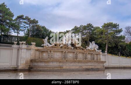 Wien, Österreich. Neptunbrunnen in der Nähe von Schloss Schönbrunn im Schönbruenpark. Statuen von aufzuchtenden Pferden und antiken Göttern Stockfoto