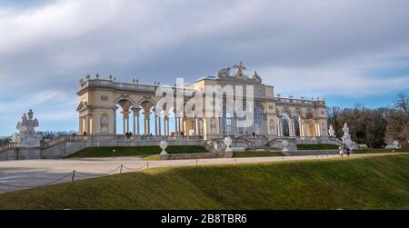 Wien, Österreich. Die Gloriette im Großen Parterre-Garten von Schloss Schönbrunn (Schloss Schönbrunn) ist ein wunderschönes architektonisches Gebäude Stockfoto