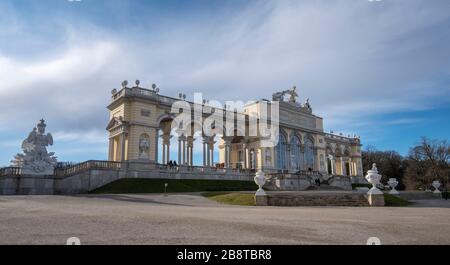 Wien, Österreich. Die Gloriette im Großen Parterre-Garten von Schloss Schönbrunn (Schloss Schönbrunn) ist ein wunderschönes architektonisches Gebäude Stockfoto