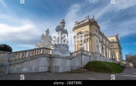 Wien, Österreich. Die Gloriette im Großen Parterre-Garten von Schloss Schönbrunn (Schloss Schönbrunn) ist ein wunderschönes architektonisches Gebäude Stockfoto