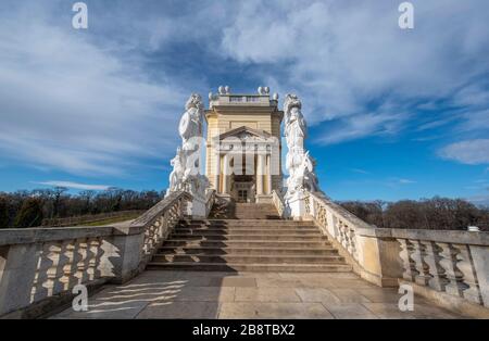 Wien, Österreich. Die Gloriette im Großen Parterre-Garten von Schloss Schönbrunn (Schloss Schönbrunn) ist ein wunderschönes architektonisches Gebäude Stockfoto