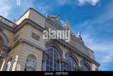 Wien, Österreich. Die Gloriette im Großen Parterre-Garten von Schloss Schönbrunn (Schloss Schönbrunn) ist ein wunderschönes architektonisches Gebäude Stockfoto