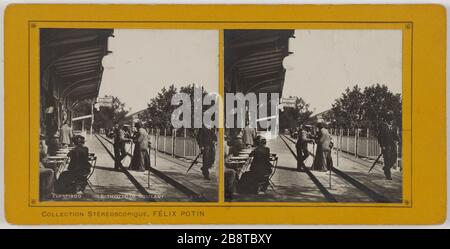 55. EXPON 1900. DER GEHWEG. Universalausstellung von 1900. Der Umgehweg, quai d'Orsay, 7. Pariser Bezirk. Exposition universelle de 1900. Le trottoir roulant, quai d'Orsay, Paris (VIIème arr.). Société Industrielle de Photographie ou S.I.P. Tirage sur papier au gélatino bromure d'argent contrecollé sur carton jaune. Paris, musée Carnavalet. Stockfoto