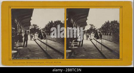 82. EXPON 1900. GEHWEG. Universalausstellung von 1900. Der Umgehweg an der Brücke von Alma, am Quai d'Orsay, 7. Pariser Bezirk. Exposition universelle de 1900. Le trottoir roulant au niveau du pont de l'Alma, au quai d'Orsay, Paris (VIIème arr.). Société Industrielle de Photographie ou S.I.P. Tirage sur papier au gélatino bromure d'argent contrecollé sur carton jaune. Paris, musée Carnavalet. Stockfoto