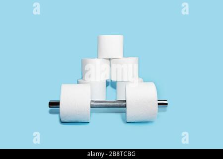 Konzept von toilettenpapier und Hanteln für Hausquarantäne aus Coronavirus. Ausbruch des Coronavirus COVID-19-Konzepts. Roman Coronavirus - 2019-nCoV. Stockfoto
