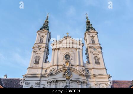 Wien, Österreich - Fassade der Barockkirche Maria treu - katholische Kirche Piaristenkirche oder römisch-katholische Piaristische Kirche in Wien Stockfoto
