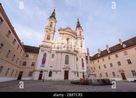 Wien, Österreich - Fassade der Barockkirche Maria treu - katholische Kirche Piaristenkirche oder römisch-katholische Piaristische Kirche in Wien Stockfoto